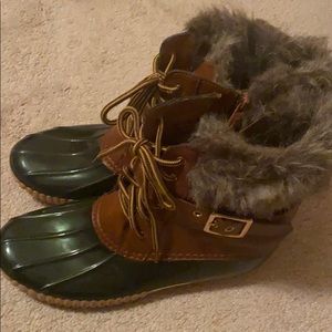 Rain duck boots with furr inside.